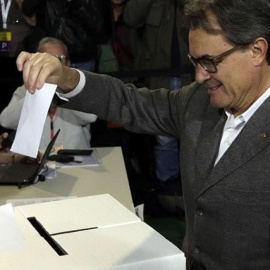 El expresidente de la Generalitat, Artur Mas, vota en la consulta del 9N /EFE