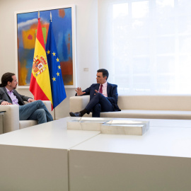 El presidente del Gobierno en funciones, Pedro Sánchez, con el secretario general de Podemos, Pablo Iglesias, en su encuentro en el Palacio de la Moncloa tras las elecciones del 28-A. EFE
