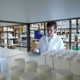 Estantería con medicamentos. / FARMAMUNDI