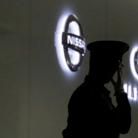 Un guardia de seguridad en la entrada de la sede de Nissan  en Yokohama. REUTERS/Toru Hanai
