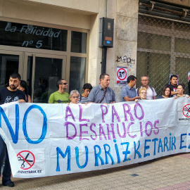 Concentración ante la vivienda de la víctima de violencia machista que iba a ser desahuciada. BERRI OTXOAK