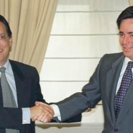 José María Aristrain (derecha) en una imagen de archivo de 1998 con el entoncres presidente de la Sepi, Pedro Ferreras. EFE