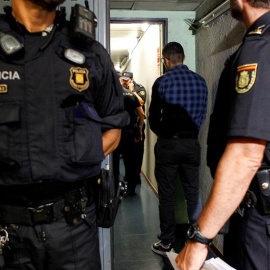 27/08/2019.- Los Mossos d'Esquadra y la Policía Nacional se han desplegado este martes en varias estaciones del Metro de Barcelona en un dispositivo conjunto contra los carteristas reincidentes, según fuentes policiales. La operación, impul