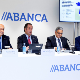 El consejero ejecutivo y el presidente ejecutivo de Caixa Geral de Depositos, Francisco Cary (i) y Paulo Macedo (2d) y el presidente y el consejero delegado de Abanca, Juan Carlos Escotet (2i) y Francisco Botas (d), respectivamente, durante