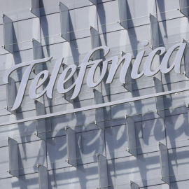 Logo de Telefónica en el edificio de su sede en la Ronda de la Comunicación, en la zona norte de Madrid. E.P./Eduardo Parra