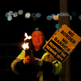 Un hombre se manifiesta contra una frontera dura entre Irlanda e Irlanda del Norte. (REUTERS)