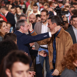 Pedro Sánchez saluda a Juan Espadas, este sábado.