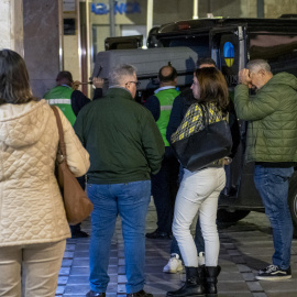 Vecinos y familiares de las dos víctimas mortales de un incendio en Jaén se consuelan en el momento en que trasladan los cuerpos, a 1 de diciembre de 2024.