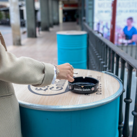 Una persona fumando en la calle en Madrid.