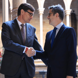 El president de la Generalitat, Salvador Illa, amb el ministre de Justícia, Félix Bolaños, encaixant les mans abans de la reunió al Palau de la Generalitat
