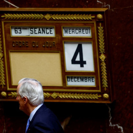 El primer ministro francés, Michel Barnier, sale del hemiciclo de la Asamblea Nacional, a 4 de diciembre de 2024, en París.
