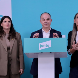 El secretari general de Junts, Jordi Turull, la portaveu del partit al Parlament, Mònica Sales, i la portaveu al Congrés, Míriam Nogueras, en roda de premsa aquest dimecres a la seu del partit