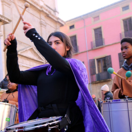 Un dels espectacles del Mercat Medieval de Vic, enmig de la plaça de la Catedral