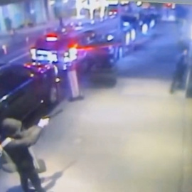 Captura de un video de vigilancia tomada en las inmediaciones de un hotel del distrito de Manhattan, en Nueva York, a 4 de diciembre de 2024.