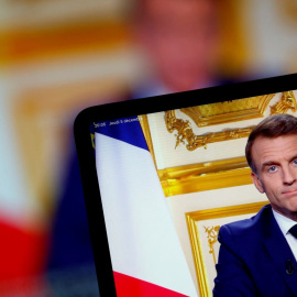 El rostro del presidente francés Emmanuel Macron registrado en una pantalla mientras pronuncia un discurso televisivo, a 5 de diciembre de 2024, en París.