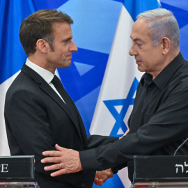  El Primer Ministro israelí, Benjamin Netanyahu estrecha la mano del presidente francés, Emmanuel Macron, durante una conferencia de prensa tras su encuentro. Kobi Gideon/ Europa Press.