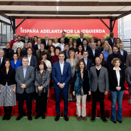  El secretario general del PSOE y presidente del Gobierno, Pedro Sánchez, posa en la foto de familia con la nueva Ejecutiva del PSOE aprobada en el 41º Congreso Federal.Eduardo Parra / Europa Press