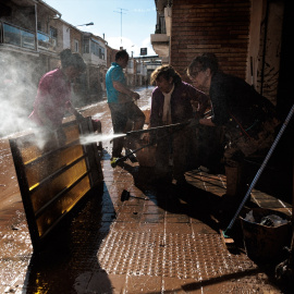  Vecinos y voluntarios limpian los estragos ocasionados por la DANA. Imagen de archivo. -Carlos Luján / Europa Press