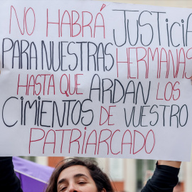  Una mujer sujeta un cartel durante una concentración por los 40 feminicidios en 2023 en la Puerta del Sol. Ricardo Rubio / Europa Press