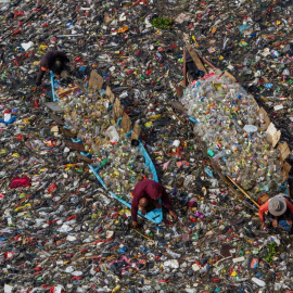  Residentes recogiendo plásticos del río Citarum, en Batujajar. Algi Febri Sugita/ Europa Press.
