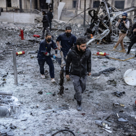 Personal médico atiende a las víctimas de un ataque aéreo en Idlib (Siria), a 2 de diciembre de 2024.