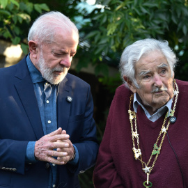 El expresidente de Uruguay, José Mujica (d), habla con el presidente de Brasil, Luiz Inácio Lula da Silva, este jueves, en Montevideo (Uruguay).