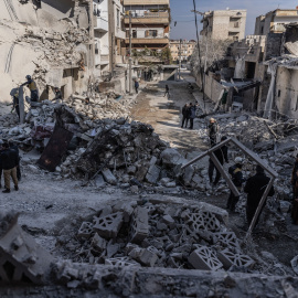 Vista general de la destrucción en un campamento para desplazados en la ciudad de Harbanoush, causada por un ataque aéreo del régimen sirio