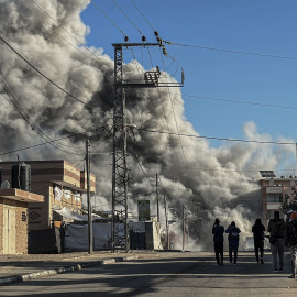 Edificio de apartamentos destruido por un ataque israelí en el campo de refugiados de Nuseirat, en la parte central de la ciudad de Gaza.
