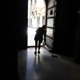 Una mujer, realizando labores de limpieza.