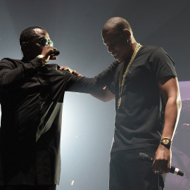 El rapero Jay-Z (izqda.) junto a Sean Combs, también conocido como Puff Daddy, durante una actuación en Los Angeles en mayo de 2016.