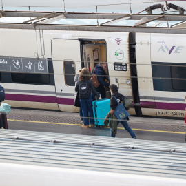  Varios viajeros con maletas en la estación de Puerta de Atocha-Almudena Grandes. Jesús Hellín / Europa Press.