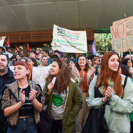  Varias personas con pancartas durante una concentración por la Universidad Pública ante la Asamblea de Madrid. Gustavo Valiente / Europa Press.
