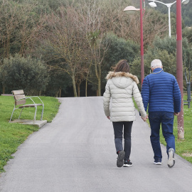 Dos personas caminan por el Parque Cotolino, en Castro Urdiales (Cantabria). EUROPA PRESS/C. Ortiz
