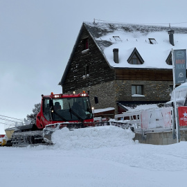 09/12/2024 - Una màquina treballant a l'estació de Port Ainé (Pallars Sobirà) aquest dilluns.