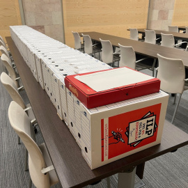 Caixes amb plecs de signatures de suport a la ILP per destinar el 6% del PIB a educació