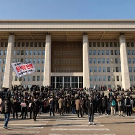 Personas se reúnen frente a la Asamblea Nacional en Seúl, Corea del Sur, el 04 de diciembre de 2024