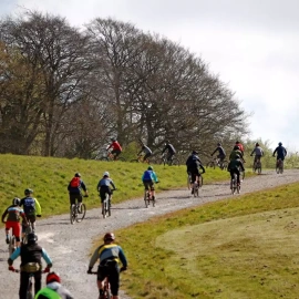 Un grupo de corredores se dirige a la línea de salida en la carrera de enduro en bicicleta de Pedalhounds, cerca de Winchester, a 25 de abril de 2021.