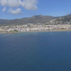 Imatge feta amb dron del Golf de Roses , amb el municipi empordanès al fons.
