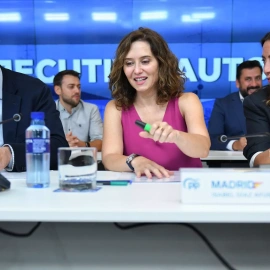 El secretario general del PP de Madrid, Alfonso Serrano; la presidenta de la Comunidad de Madrid, Isabel Díaz Ayuso, y la ex alcaldesa de Arroyomolinos, Ana Millán.