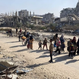 Palestinos se desplazan por la Franja de Gaza huyendo de los ataques israelíes.