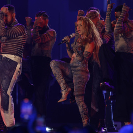 La cantante colombiana Shakira (i) durante su actuación en la gala anual de los Latin Grammy, celebrada este jueves en Sevilla. Foto: EFE/Julio Muñoz