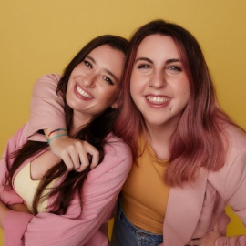 Carolina Iglesias y Victoria Martín en una foto promocional de la sexta temporada de 'Estirando el Chicle'. Foto: Cedida por Podimo.