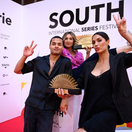 Felipe Londoño, Laia Portaceli y Michelle Calvó recogen el premio del público en la primera edición del South. Foto: Ana Belén Fernández
