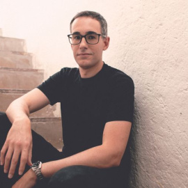 Xavi Puig se estrena como novelista con ‘La mejor persona’ (Temas de hoy, 2023). Foto: Lupe de la Vallina / Cedida por Planeta.