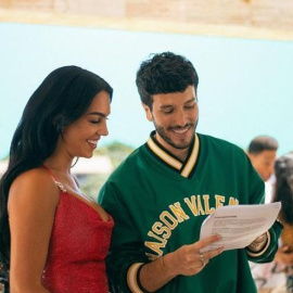 Sebastián Yatra dirige a Georgina Rodríguez en el videoclip 'Energía Bacana'. Foto: Eva Banegas