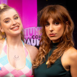 Samantha Gilabert y Maialen Gurbindo (conocida como Chica Sobresalto) sacan su faceta más comunicativa en el podcast 'Triunfitas con traumitas'. Foto: Podimo.