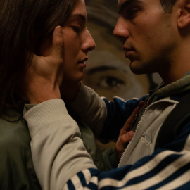 Candela González y Óscar Casas, en  'Mi soledad tiene alas'. Imagen: Warner Bros.