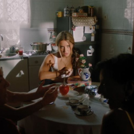 Fotograma del videoclip de 'Mala Suerte', nuevo sencillo de Lola Índigo junto a Dellafuente. 