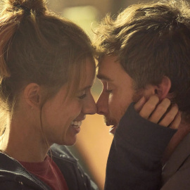 Manuela Vellés y Pablo Rivero, en una escena de 'Citas Barcelona'. Foto: Prime Video