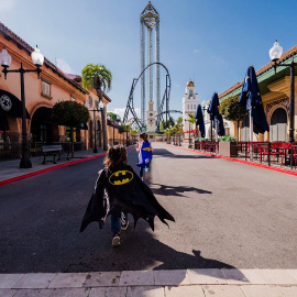 Una niña disfrazada de Batman entra en el Parque Warner, con la atracción Batman Gotham City Escape de fondo. Foto: Instagram